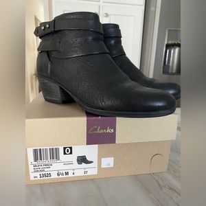 Clarks Gelata Freeza Black Leather Bootie 6.5